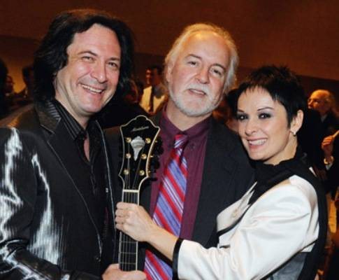 No Metropolitan Museum of Art, Nova York, o luthier John Monteleone felicita o músico Paul Ricci, à esq., e a cantora Mafalda Minnozzi, que fazem show para abrir a mostra Guitar Heroes, sobre os fabricantes de instrumentos de corda com caixa de - DELMÍNDIA COSTA, DON POLLARD, FERNNADO GUTIERRÉZ, MÁRCIA STIVAL, MARCOS RIBAS, MIRO, RENATA DE PAULA E ROBERTO VALVERDE