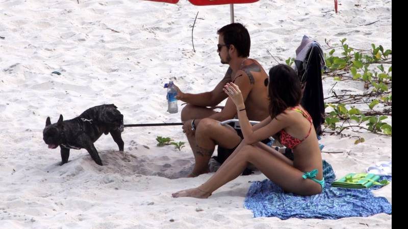 Paulinho Vilhena e Thaila Ayala curtem a praia no Rio de Janeiro - Adilson Lucas / AgNews