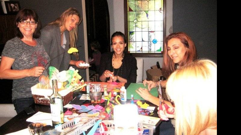 Jessica Alba prepara decoração artesanal para chá de bebê - Reprodução / Facebook