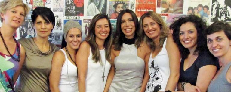 Em SP, Maura Roth (5ª da esq, p/ dir.) entrevista Naná Spogis, Aidée Cristina, Thais Musachi, Erica Japa, Núbia Maciel, Sandra Gamon e Gadi Pavezi, do Samba de Rainha. - ANDRÉ VICENTE, FABRIZIO GUERATTO, LORENZO FABRI, PAOLA NIGRI, RICARDO RIBES, RONÉIA FORTE E VAL GÓIS.