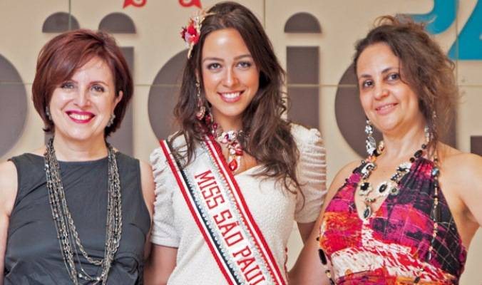 Ana Cecília Cunha, a Miss São Paulo Mundo, visita feira de joias em São Paulo e é recebida por Vera Massi e pela designer Isa Perobelli. - CHRIS CENEVIVA, CRITIANE GARCIA, DANIEL SPALATTO, EDUARDO LOPES, FLAVIA FUSCO, MARINA MALHEIROS, PATRÍCIA STAVIS E TÚLIO VIDAL