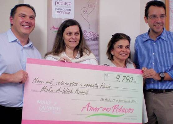 Salim Tanus e Guilherme Sylos (à esq.), da ONG Make-A-Wish BrasilL, recebem um cheque de Silvana Marmonti e Ivani Calarezi, da doçaria Amor aos Pedaços, em SP. - CHRIS CENEVIVA, CRITIANE GARCIA, DANIEL SPALATTO, EDUARDO LOPES, FLAVIA FUSCO, MARINA MALHEIROS, PATRÍCIA STAVIS E TÚLIO VIDAL