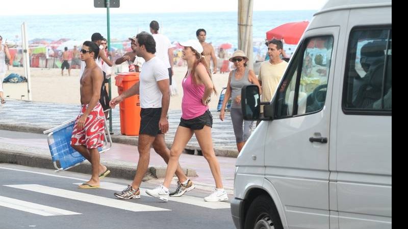 Ao caminhar com o amadoAlexandre Furmanovich, Letícia Birkheuer exibe barriguinha saliente - AgNews