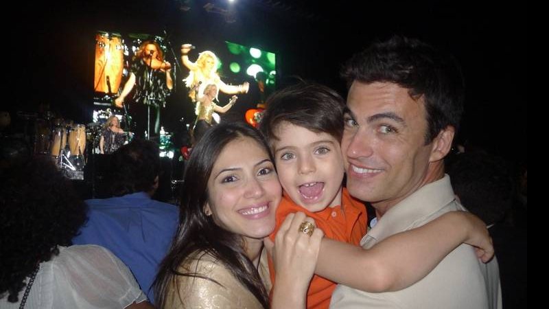 Carlos Casagrande com a mulher Marcelly e o filho Théo no show de Shakira - Divulgação