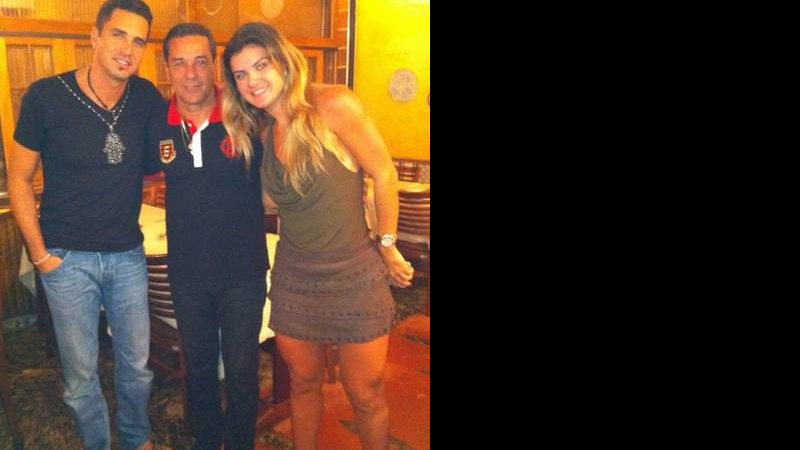 Latino, Vanderlei Luxemburgo e Mirella Santos em uma churrascaria no Rio de Janeiro - Twitter