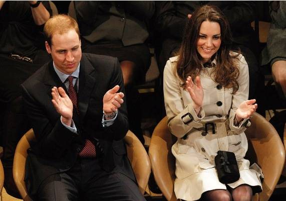 O primogênito do príncipe Charles assiste, ao lado de sua eleita, a um espetáculo teatral em um centro de jovens, em Belfast, na Irlanda do Norte. Ele pediu a mão de Kate no Quênia, na África, em outubro de 2010, e em novembro do mesmo ano, anunciou o - REUTERS