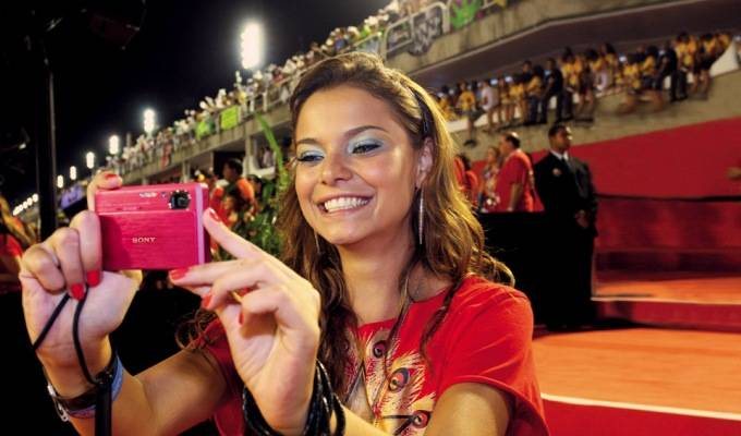 A diversão da atriz na frisa do Camarote CARAS na passagem das escolas de samba. Com sua câmera, ela faz foto em 180 graus em apenas um clique. - SHEILA GUIMARÃES