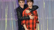 Justin Bieber brinca com seu boneco de cera - Getty Images