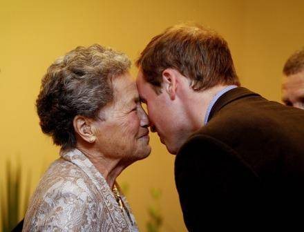 Príncipe William cumprimenta senhora maori - Getty Images