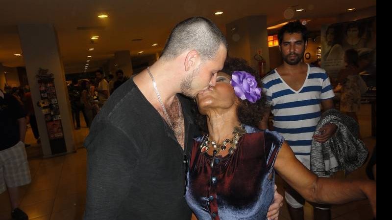 Elza Soares com o marido, Bruno Lucide - Photo Rio News