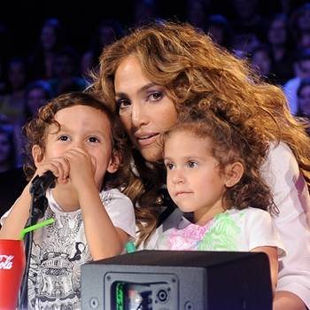 Jennifer Lopez e os filhos Max e Emme na gravação do 'American Idol' - Reprodução / RadarOnline