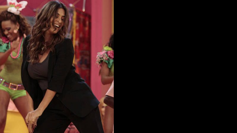 Juliana Paes se diverte no palco do 'Esquenta' - TV Globo