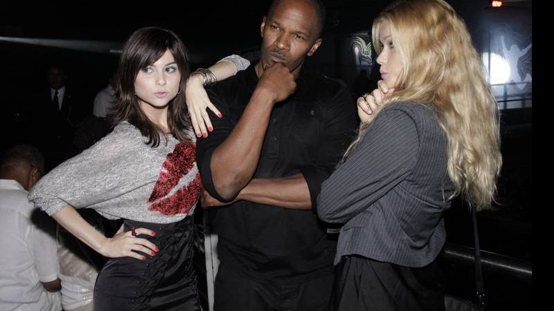 Jamie Foxx marca presença na festa de 'Rebelde' e posa ao lado das atrizes Julianne Trevisol e Karen Junqueira - AgNews