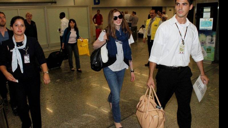 Anne Hathaway desembarcou sorridente no Rio de Janeiro neste domingo, 20 - Gabriel Reis / AgNews