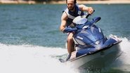 O ator, que pratica bicicleta e futebol para manter a forma, faz manobras radicais no jet ski. - FABRIZIA GRANATIERI