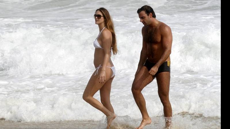 Letícia Birkheuer e Alexandre Furmanovich em praia no Rio de Janeiro - Edson Teofilo / PhotoRioNews