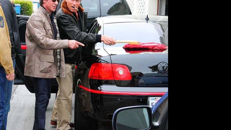 Sylvester Stallone e Arnold Schwarzenegger durante almoço em Beverly Hills - Queen International