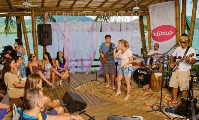 Luiza canta no gazebo sucessos dos seus nove anos de carreira. - CAROL FEICHAS, MARCO PINTO/SAVONA, MARTIN GURFEIN, RENATO WROBEL E SHEILA GUIMARÃES