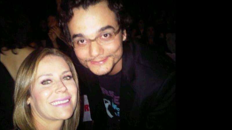 Gigi Monteiro e Wagner Moura na pré-estreia de 'Vips', em São Paulo - Reprodução Facebook