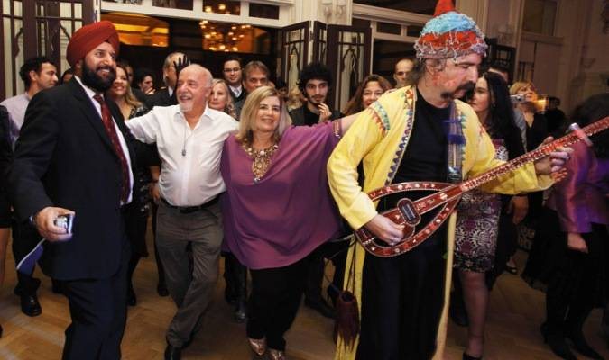 Casados desde 1981, Paulo e Christina dançam entre Satjiv e Murat na festa em hotel da Turquia. - FOTOS: ÁLVARO TEIXEIRA