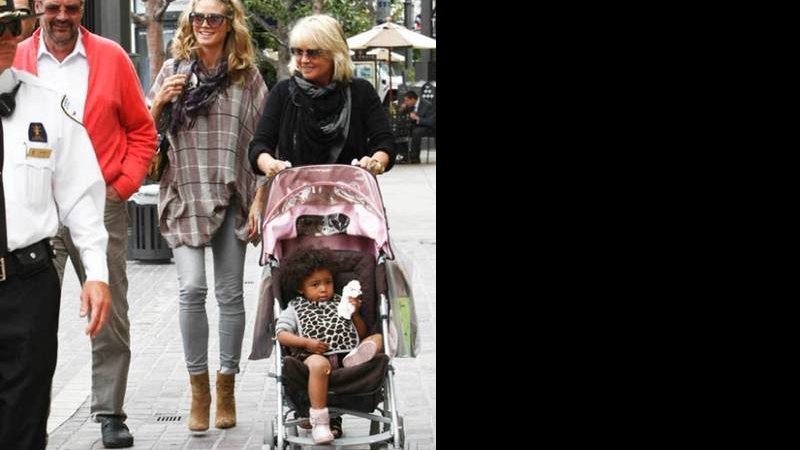 Heidi Klum, acompanhada da mãe, leva a filha Lou Sulola para passear em West Hollywood