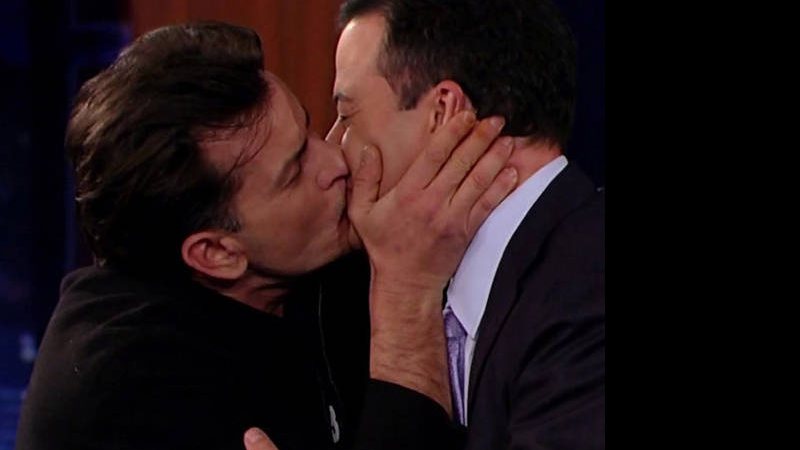 Charlie Sheen beija Jimmy Kimmel na boca - The Sun