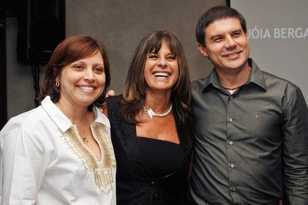 A designer de interiores Jóia Bergamo (ao centro) recebe homenagem do casal de empresários Eliane e Roberval Crepaldi, em SP. - ANDRÉ VICENTE, CASSIANO DE SOUZA / CBS IMAGENS, CHRIS BUENO, CIDÁLIA PEREIRA SINGAL, CINE FOTO RUDGE, CLAUDIO BARAN, CLAUDIO IZIDIO, GABRIELA BARBOSA MACIEL, MÁRCIA STIVAL, MARINA LANA, OVADIA SAADIA, ROBERTO NOGUEIRA E RODRIGO ZORZANELLI