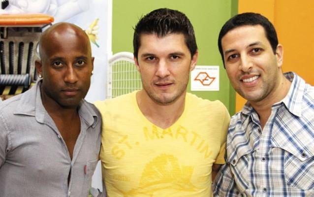 Os jogadores de futebol Andrezinho e Gustavo Nery são recebidos por Vicente Rodrigues em seu bufê, em Santo André, ABC paulista. - ANDRÉ VICENTE, CASSIANO DE SOUZA / CBS IMAGENS, CHRIS BUENO, CIDÁLIA PEREIRA SINGAL, CINE FOTO RUDGE, CLAUDIO BARAN, CLAUDIO IZIDIO, GABRIELA BARBOSA MACIEL, MÁRCIA STIVAL, MARINA LANA, OVADIA SAADIA, ROBERTO NOGUEIRA E RODRIGO ZORZANELLI