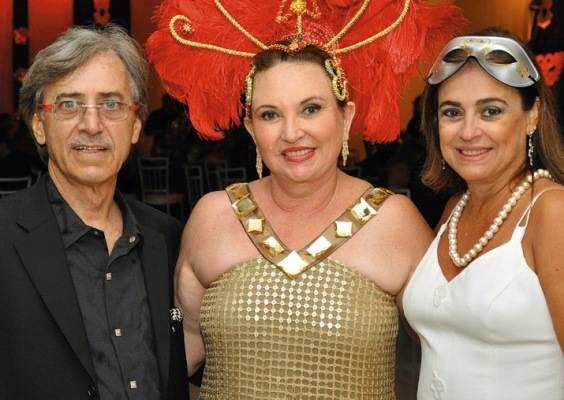 Em Catanduva, Waldner Lui felicita Denise Cursino por seus 58 anos, prestigiada ainda por Evanilda Amaral. - ANDRÉ VICENTE, CASSIANO DE SOUZA / CBS IMAGENS, CHRIS BUENO, CIDÁLIA PEREIRA SINGAL, CINE FOTO RUDGE, CLAUDIO BARAN, CLAUDIO IZIDIO, GABRIELA BARBOSA MACIEL, MÁRCIA STIVAL, MARINA LANA, OVADIA SAADIA, ROBERTO NOGUEIRA E RODRIGO ZORZANELLI