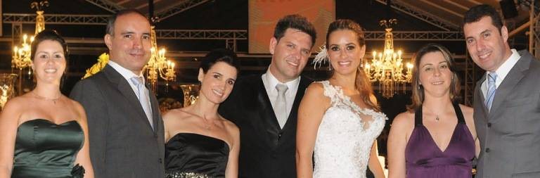 Caroline Mejlachowicz, Lúcio Pereira e Glaucia Aragão brindam aos noivos Sergio Ferreira e Roberta Quinteiro, felicitados ainda pelo casal Erica e Anderson Gracias, em festa chique, SP. - ANDRÉ VICENTE, CASSIANO DE SOUZA / CBS IMAGENS, CHRIS BUENO, CIDÁLIA PEREIRA SINGAL, CINE FOTO RUDGE, CLAUDIO BARAN, CLAUDIO IZIDIO, GABRIELA BARBOSA MACIEL, MÁRCIA STIVAL, MARINA LANA, OVADIA SAADIA, ROBERTO NOGUEIRA E RODRIGO ZORZANELLI