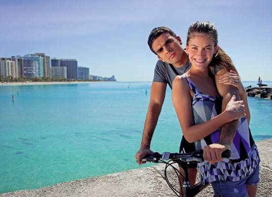 A modelo paulista e o namorado em passeio romântico pela praia de Bal Harbour, em Miami, nos Estados Unidos, cidade onde ele mora. - GUSTAVO LOURENÇÃO / GLFOTOGRAFIA