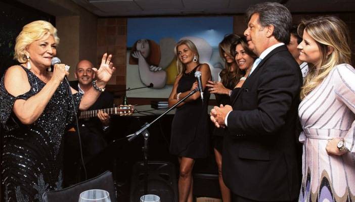 Hebe canta com o músico Ademir Baricelli sob os olhares de Liliane Mussi, Tici, Nelly Sanseverino, Carlos Ferreira e Helena Caio. - MANUELA SCARPA/ PHOTO RIO NEWS