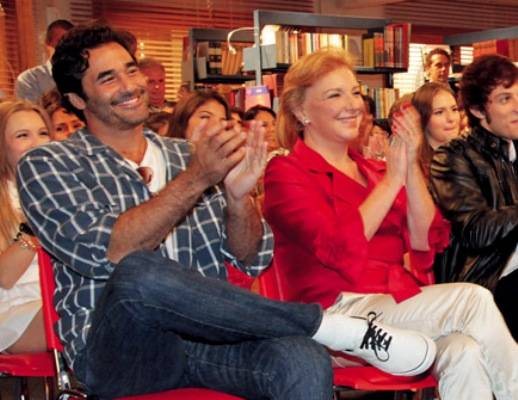 A diversão de Chay Suede, a autora Margareth Boury, Sophia Abrahão, Micael Borges, o diretor Ivan Zettel, Lua Blanco, Arthur Aguiar e Mel Fronckowiak na apresentação da versão brasileira do sucesso mexicano, no Recnov, Rio. - GIANNE CARVALHO