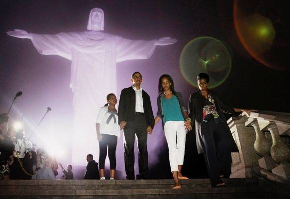 De mãos dadas com as filhas, Sasha e Malia, e a mulher, Michelle, o presidente dos EUA, Barack Obama, se emociona diante do Cristo Redentor, cartão-postal do Rio. - DANIEL FERREIRA/CB-D.A PRESS, FOLHA PRESS, JASON REED/REUTERS, ROBERTO STUCKERT/DIVULGAÇÃO, SéRGIO MORAES/REUTERS E WESLEY MARCELINO/REUTERS