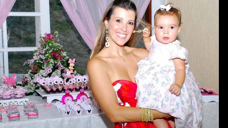 Ex-Paquita Roberta Cipriani com a filha Nicole na festa de aniversário de 1 ano - Thais Martinelli e Luana Lopes / Art Fotos