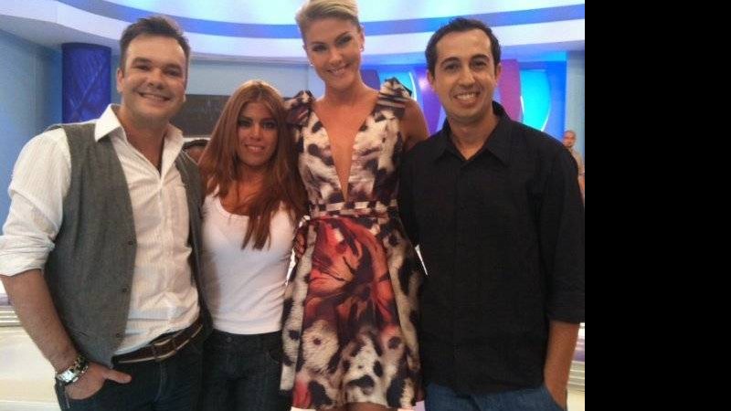 Ana com Raquel Pacheco e os jornalistas Felipe Campos e Thiago Rocha - Facebook