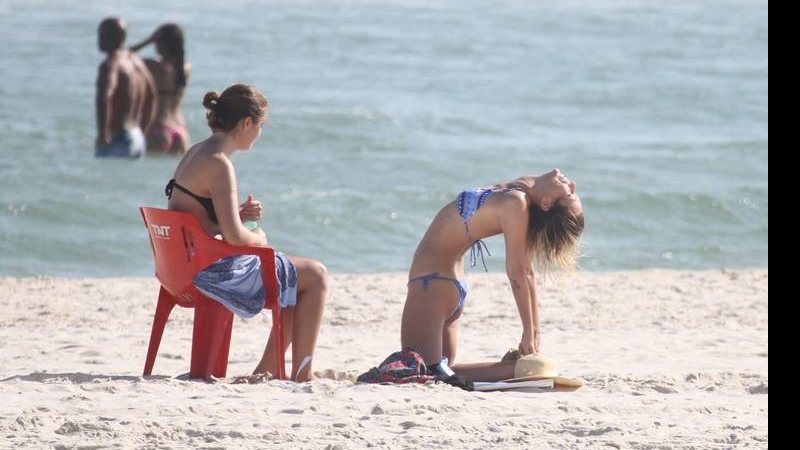 Praticante de yoga, Juliana Didone mostra flexibilidade em passeio na praia - AgNews/Dilson Silva