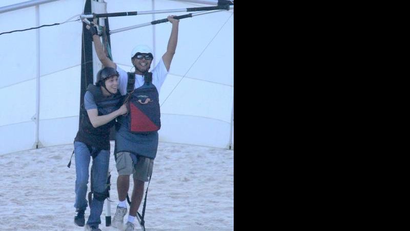 Ator Jesse Eisenberg pula de asa delta no Rio de Janeiro - AgNews/Dilson Silva e André Freitas