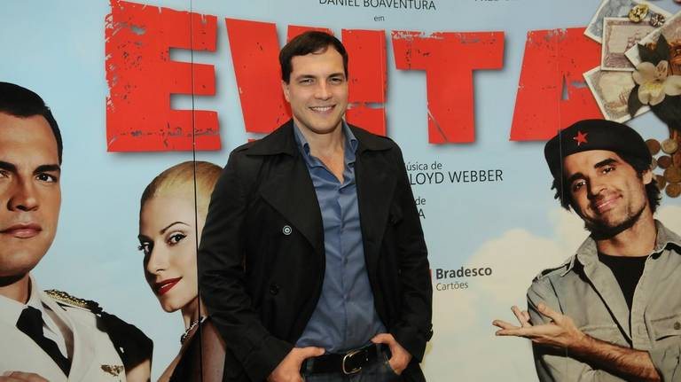 Daniel Boaventura posa para foto em 'Evita' - Francisco Cepeda/AgNews