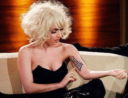 Lady Gaga mostra tatuagem no braço esquerdo - Reprodução