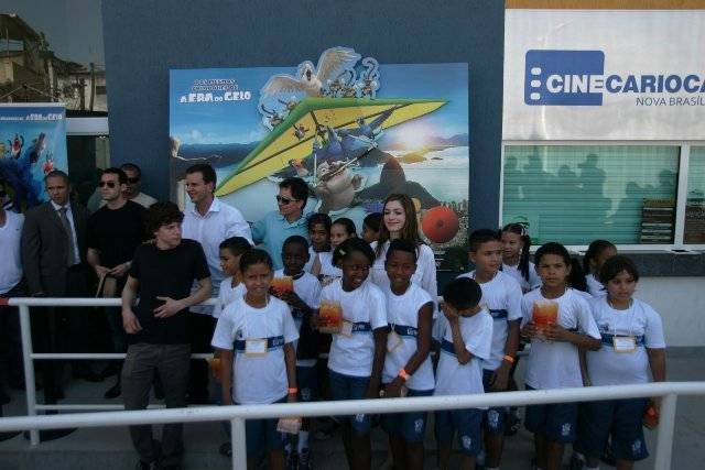 Jesse Eisenberg, Eduardo Paes, Carlos Saldanha e Anne Hathaway com os alunos - Ricardo Leal/Photo Rio News