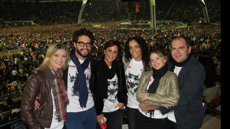 O animado grupo com o palco 360 graus ao fundo: Kika Martinez e Guilherme Winter, Guilhermina Guinle e Andréa Richa, e Maria Helena Chira e Marcello Pelegrini - Caio Guimarães