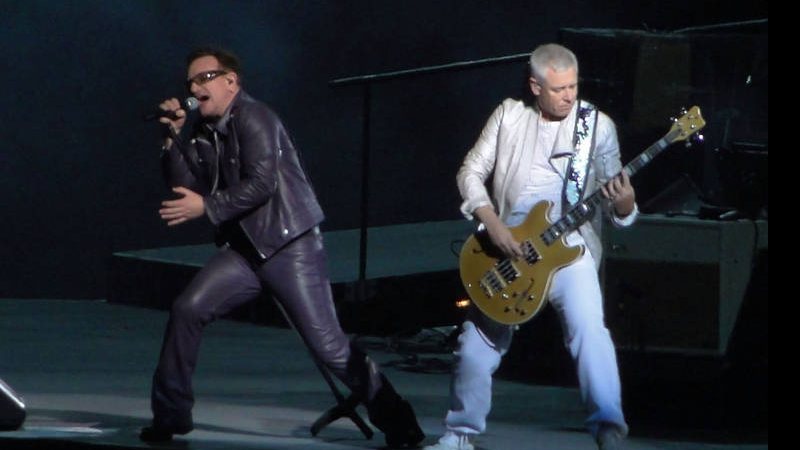 Bono e Adam Clayton no show do U2 em Santiago - Caio Guimarães