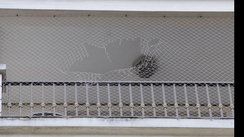 Buraco na rede de proteção da sacada do apartamento de Cibele Dorsa, local por onde ela caiu - Cassiano de Souza / CBS Imagens