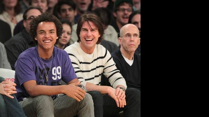 Tom Cruise e seu filho Connor em jogo dos Lakers - Getty Images