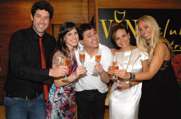 Adriane com o elenco da peça Mulheres Alteradas: Daniel Del Sarto, Mel Lisboa, o diretor, Eduardo Figueiredo, e Luiza Tomé - ROBERTO VALVERDE