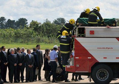 Caixão foi levado em carro aberto do Corpo de Bombeiros - Agência Brasil