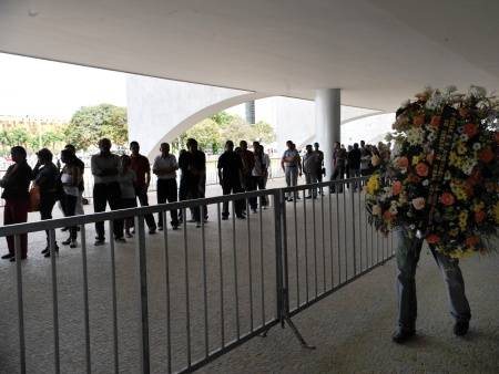 Pessoas fazem fila na porta do Salão Nobre - Agência Brasil