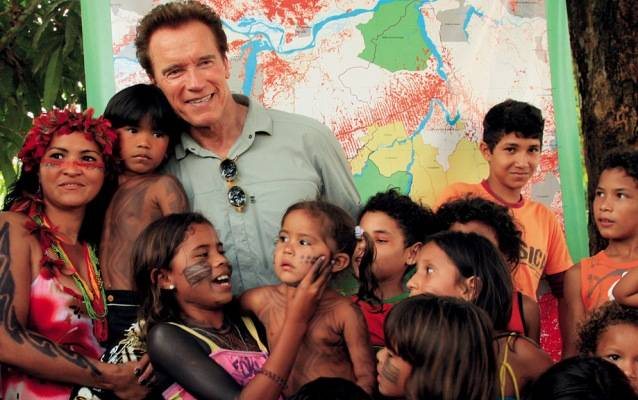 Arnold Schwarzenegger visita índios em Altamira - RIBAMAR, O CABOCLO