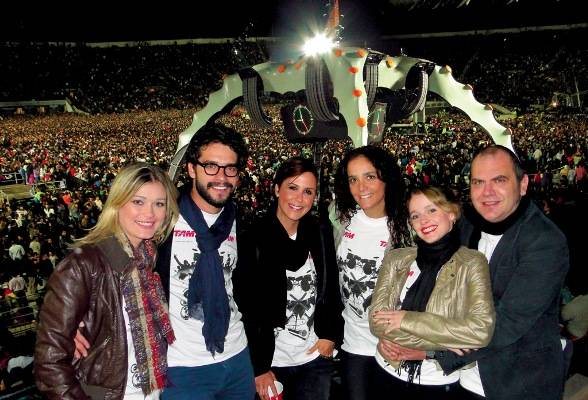 O novo casal Kika Martinez e Guilherme Winter com Guilhermina Guinle, Andréa Richa, Maria Helena Chira e o marido, Marcelo Pellegrini, diante da estrutura acima do palco. - CAIO GUIMARÃES